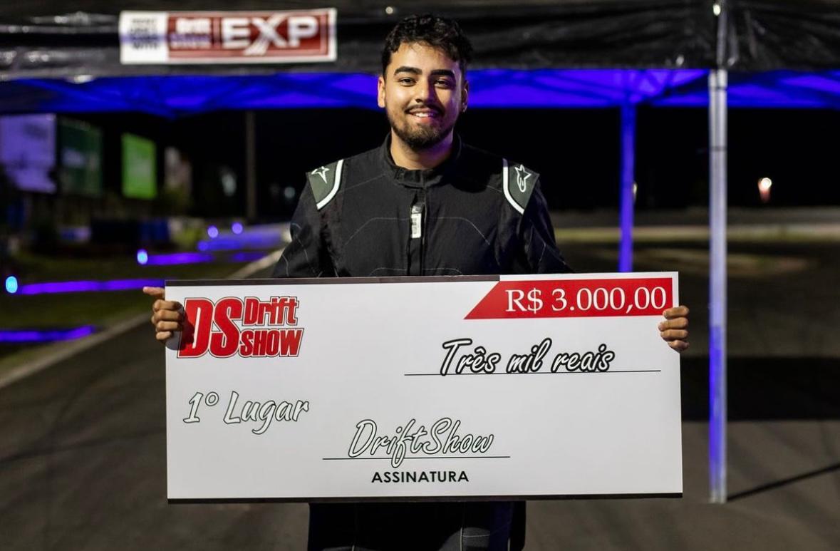 Foto recebendo a premiação da competição